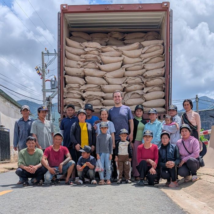Những chuyến hàng thương hiệu Zanya Coffee trên bao bì sản phẩm là dòng chữ “Coffee Việt Nam, Lang Biang Mountain” xuất khẩu sang châu Âu