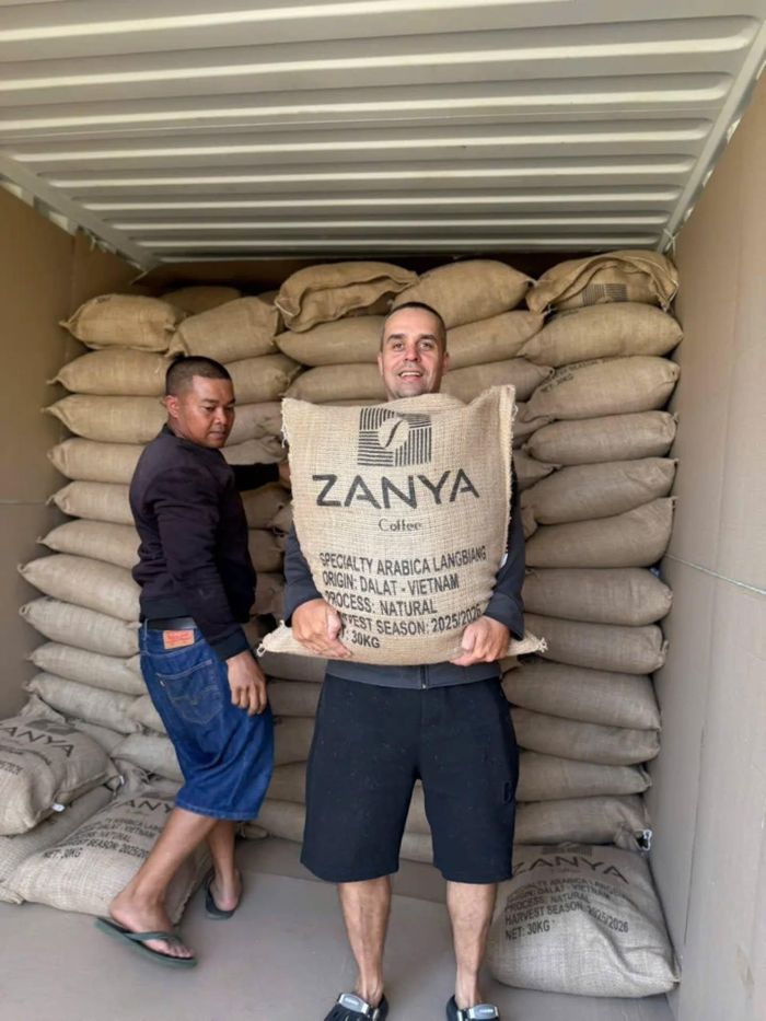 Những chuyến hàng thương hiệu Zanya Coffee trên bao bì sản phẩm là dòng chữ “Coffee Việt Nam, Lang Biang Mountain” xuất khẩu sang châu Âu