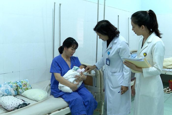 Bác sĩ H' Vinh thăm hỏi bệnh nhi tại bệnh viện