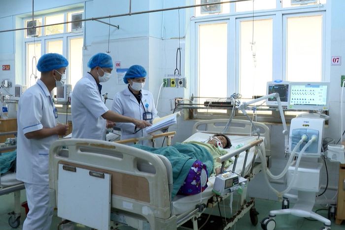 Bác sĩ H' Vinh (bên trong cùng) trao đổi chuyên môn với y, bác sĩ về bệnh nhân đang điều trị