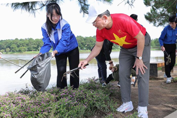 Chủ tịch UBND tỉnh Lâm Đồng Hồ Văn Mười tham gia dọn dẹp vệ sinh khu vực hồ Xuân Hương