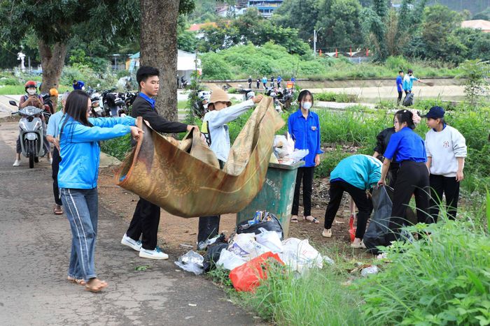 Đoàn viên, thanh niên xã Nam Ban Lâm Hà ra quân dọn dẹp rác thải, góp phần bảo vệ môi trường