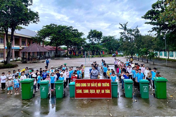 Học sinh tại xã Quảng Phú ra quân dọn dẹp vệ sinh, bảo vệ môi trường