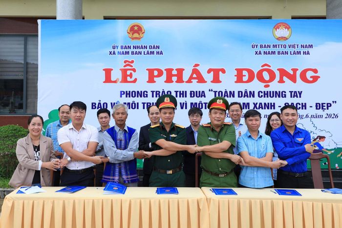 Các cơ quan, đơn vị và thôn tại xã Nam Ban Lâm Hà ký cam kết, xác định trách nhiệm tham gia bảo vệ môi trường