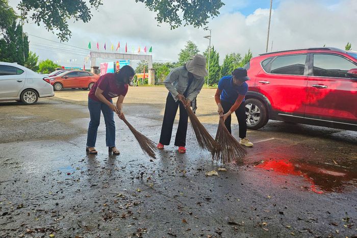 Người dân xã biên giới Quảng Trực hình thành thói quen dọn dẹp vệ sinh, bảo vệ môi trường