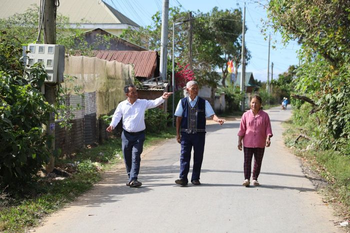 Già làng Đa Cát Tư hiến đất làm đường, tích cực vận động bà con góp sức xây dựng quê hương