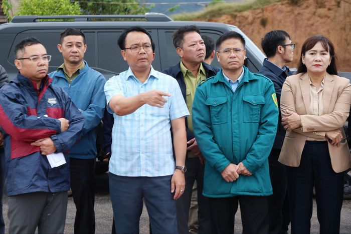 Phó Bí thư Thường trực Tỉnh ủy Lâm Đồng Đặng Hồng Sỹ kiểm tra tình trạng sạt lở tại khu tái định cư Đưng K’Nớ 5, xã Đam Rông 4