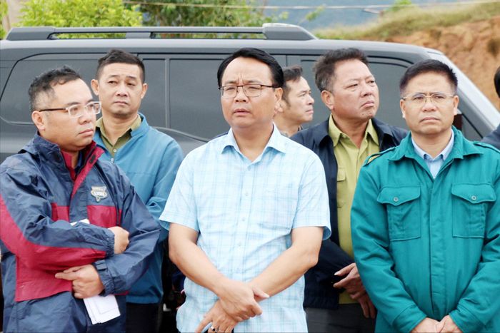 Đồng chí Đặng Hồng Sỹ, Phó Bí thư Thường trực Tỉnh ủy Lâm Đồng yêu cầu bảo đảm an toàn tuyệt đối cho người dân vùng sạt lở