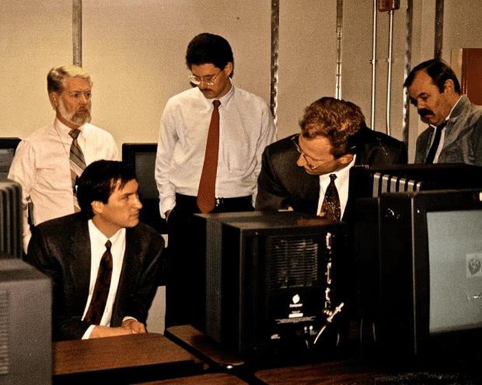 Steve Jobs (ngồi) và Dain Ehring (đứng bên phải) trong một căn hộ được sử dụng cho công việc tối mật năm 1988