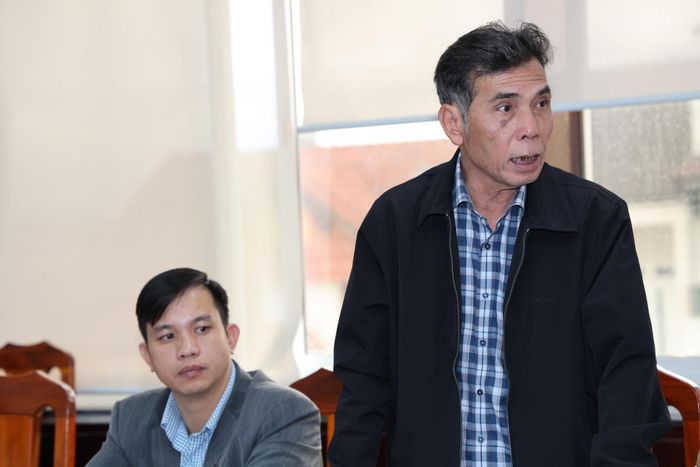 Giám đốc Nhà hát Nghệ thuật Lâm Đồng Mai Trung Kiên (người đứng) đóng góp ý kiến cho lễ khai mạc