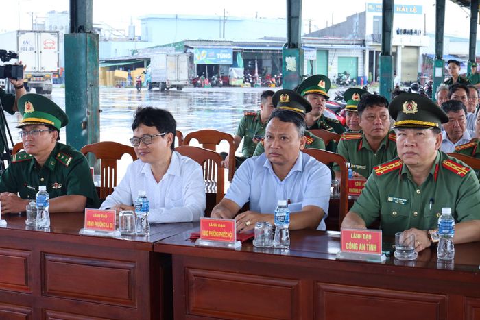 Lãnh đạo các đơn vị, địa phương dự lễ ra quân