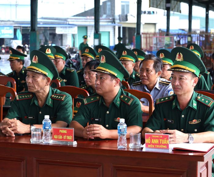 Lãnh đạo các đơn vị dự lễ ra quân