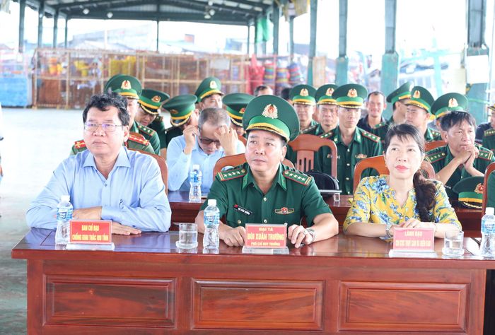 Đồng chí Nguyễn Văn Chiến (hàng đầu bên trái), Phó Giám đốc Sở Nông nghiệp và Môi trường, Phó Trưởng Ban Thường trực Ban Chỉ đạo chống khai thác IUU tỉnh; Đại tá Bùi Xuân Trường, Phó Chỉ huy trưởng Ban Chỉ huy BĐBP tỉnh và đại diện các đơn vị dự lễ ra quân