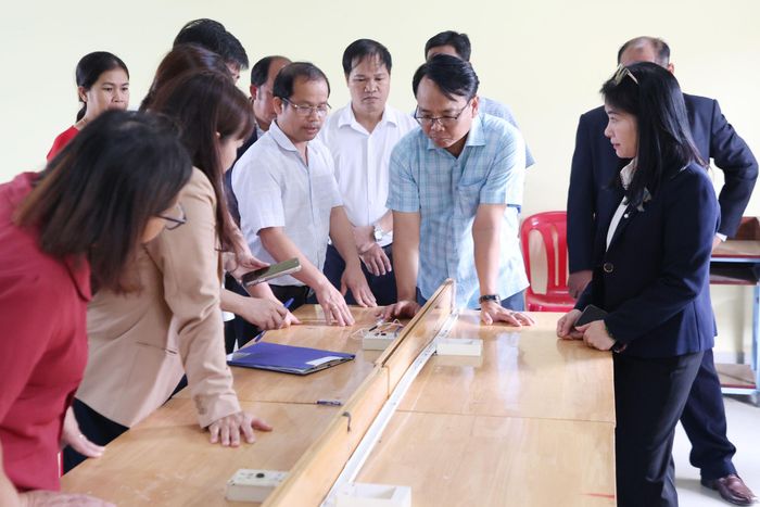 Phó Bí thư Thường trực Tỉnh ủy Lâm Đồng Đặng Hồng Sỹ kiểm tra tại Trường THCS Lê Hồng Phong