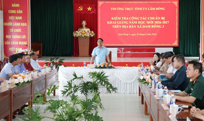 Đồng chí Đặng Hồng Sỹ làm việc với xã Đam Rông 3