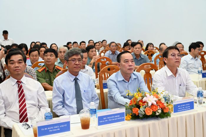 Tỉnh ủy viên, Phó Chủ tịch UBND tỉnh Nguyễn Minh và lãnh đạo các sở, ban ngành dự hội nghị