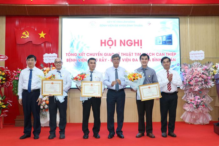 UBND tỉnh đã trao Bằng khen cho 1 tập thể và 5 cá nhân vì có thành tích xuất sắc trong thực hiện nhiệm vụ chuyển giao kỹ thuật tim mạch can thiệp tại Bệnh viện Đa khoa Bình Thuận