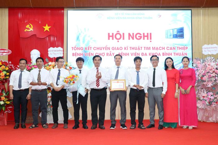 Sở Y tế tặng Giấy khen cho tập thể Tổ thực hiện kỹ thuật tim mạch can thiệp thuộc Khoa Tim mạch, Bệnh viện Đa khoa Bình Thuận