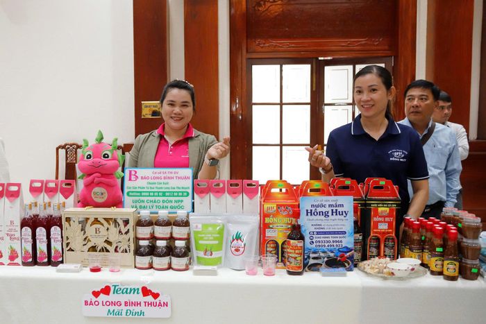 Các doanh nghiệp, cơ sở sản xuất giới thiệu sản phẩm từ thanh long, nước mắm đến các đối tác tại Đồng Tháp và Cà Mau.