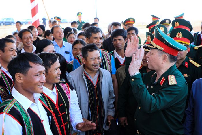Đại tướng Nguyễn Trọng Nghĩa, Ủy viên Bộ Chính trị, Chủ nhiệm Tổng cục Chính trị Quân đội nhân dân Việt Nam thăm hỏi, động viên đồng bào xã Quảng Trực, tỉnh Lâm Đồng tháng 2/2026