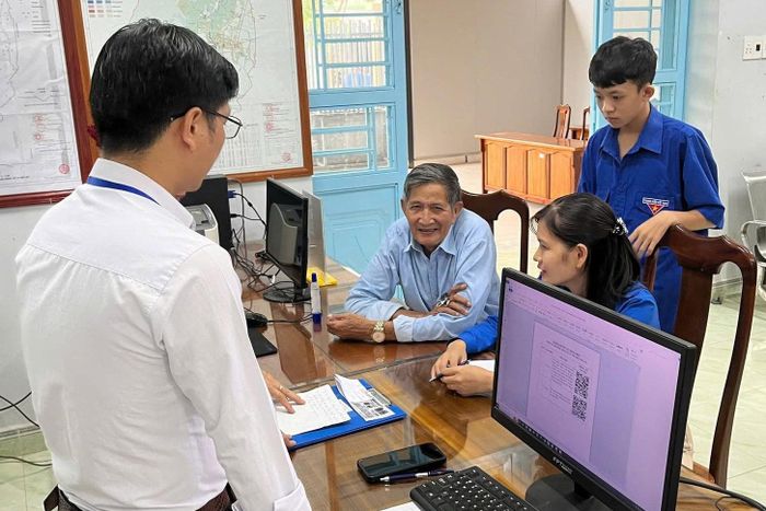 Người dân xã Cát Tiên 3 hài lòng khi đến thực hiện các thủ tục hành chính công