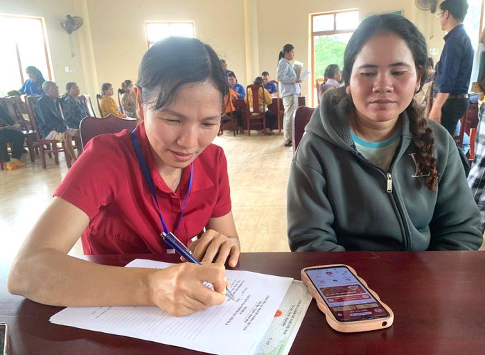 Cán bộ công chức, viên chức xã Cát Tiên 3 tích cực hỗ trợ người dân thực hiện các thủ tục hành chính tại các buổi ra quân lưu động
