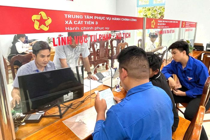 Đoàn viên, thanh niên xã Cát Tiên 3 hỗ trợ người dân giải quyết các thủ tục hành chính công
