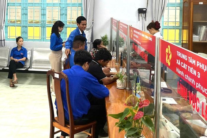 Đoàn viên, thanh niên xã Cát Tiên 3 hỗ trợ người dân giải quyết các thủ tục hành chính công
