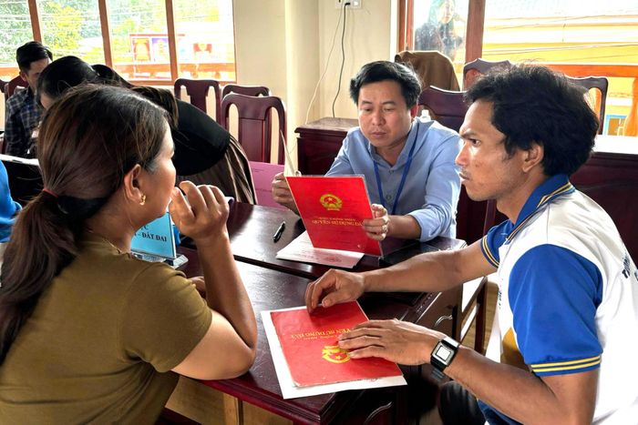 Các đơn vị xã Cát Tiên 3 giúp người dân thực hiện các thủ tục cần thiết ngay tại địa bàn sinh sống