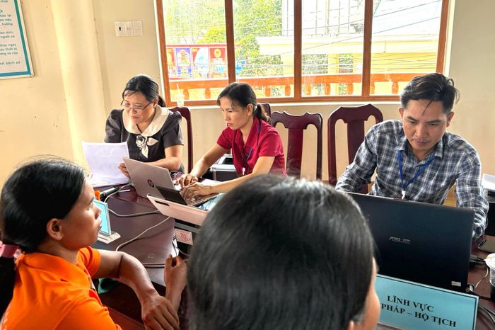 Tại các điểm lưu động, người dân được hướng dẫn, tiếp nhận và giải quyết hồ sơ theo quy trình