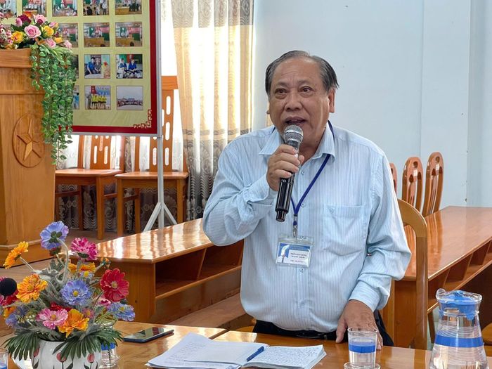 Ông Trần Giao Hùng, Giám đốc Trung tâm Y tế Khu vực Hàm Thuận Bắc phát biểu tại buổi làm việc với Đoàn giám sát của HĐND tỉnh (Tổ giám sát số 2)