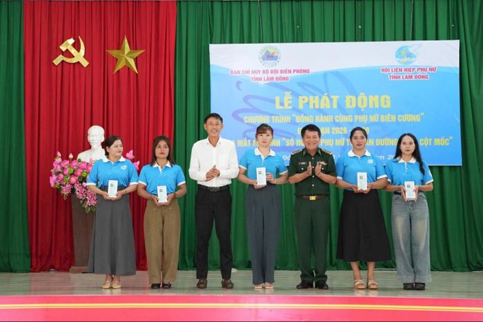 Trao điện thoại thông minh trong mô hình “Số hóa Tổ phụ nữ tự quản đường biên, cột mốc”