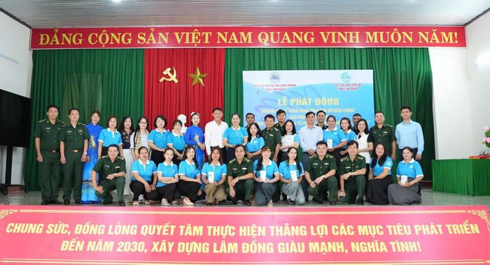 Các đại biểu chụp hình lưu niệm tại chương trình