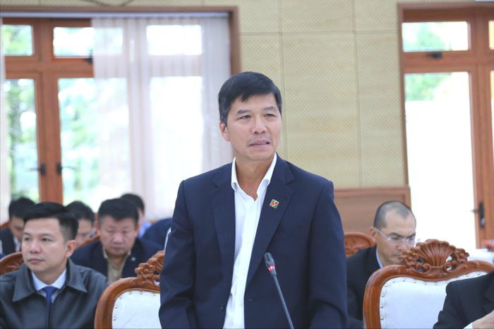 Giám đốc Agribank Chi nhánh Lâm Đồng Nguyễn Xuân Hòa báo cáo tăng trưởng tín dụng của đơn vị tại cuộc họp