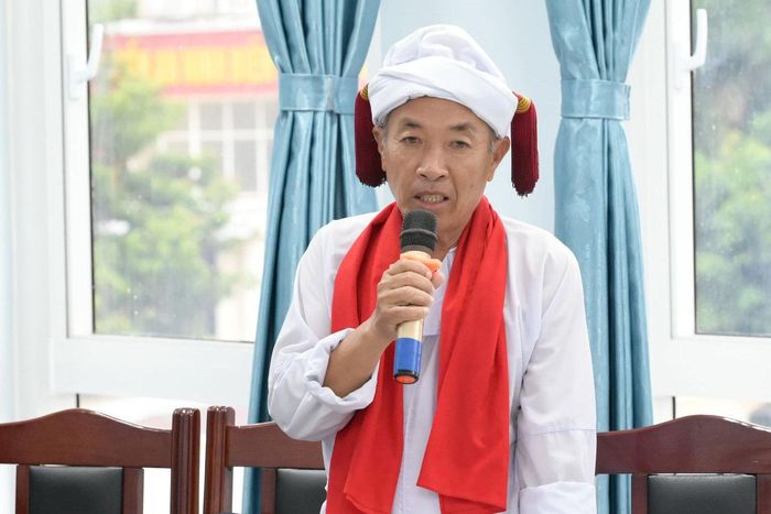 Sư cả Thông Minh Toàn, xã Hàm Thuận Bắc, Trưởng ban nghi lễ tại Lễ hội Katê phát biểu tại cuộc họp