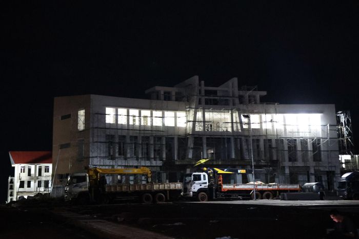 Nhà thầu thi công đang khẩn trương hoàn thiện các hạng mục để đưa các trường nội trú khu vực biên giới vào hoạt động