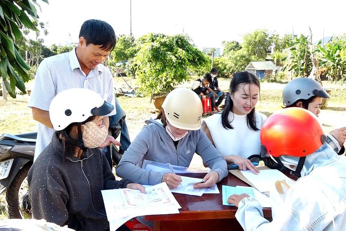 Phụ huynh học sinh đến đăng ký xét tuyển tại Trường Phổ thông nội trú Tiểu học và THCS Thuận An, xã Thuận An