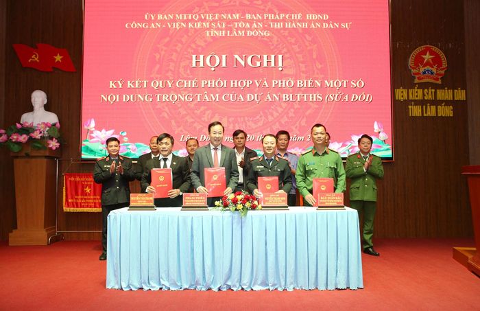 Các đồng chí: Phạm Triều, Phó Chủ tịch Thường trực Ủy ban MTTQ Việt Nam tỉnh; Nguyễn Thành Minh, Viện trưởng Viện KSND tỉnh; Nguyễn Văn Thanh, Chánh án Tòa án nhân dân tỉnh; Đại tá Đậu Xuân Bảo, Phó Giám đốc Công an tỉnh ký kết quy chế phối hợp giữa các đơn vị