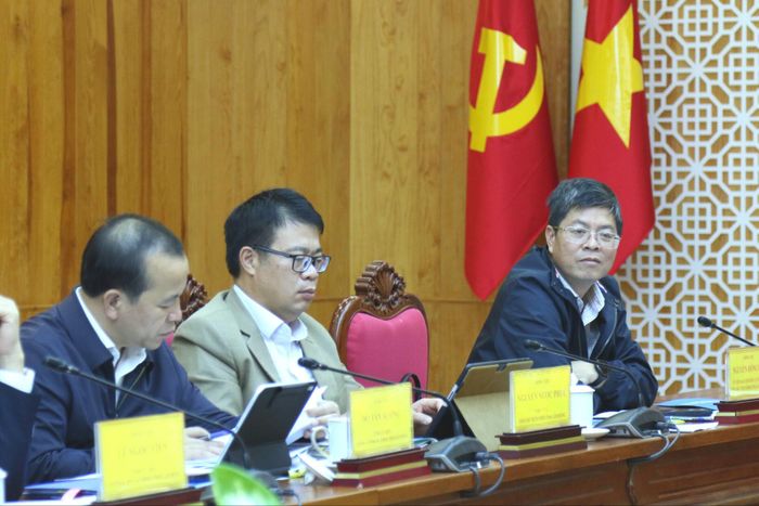 Các đồng chí: Nguyễn Hồng Hải, Ủy viên Ban Thường vụ Tỉnh ủy, Phó Chủ tịch UBND tỉnh; Nguyễn Ngọc Phúc, Tỉnh ủy viên, Phó Chủ tịch UBND tỉnh; đại diện Văn phòng UBND tỉnh tham dự cuộc họp