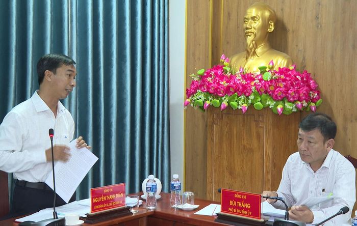 Đồng chí Nguyễn Thanh Tuấn, Bí thư Đảng ủy, Chủ tịch HĐND xã Hoài Đức báo cáo tình hình, kết quả thực hiện nhiệm vụ 7 tháng đầu năm 2026