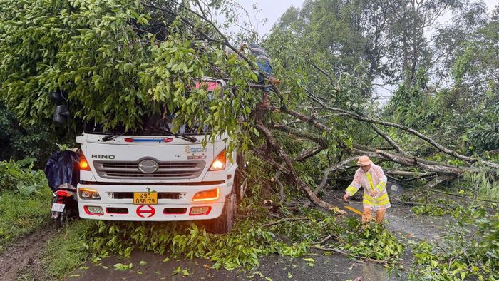 Lực lượng chức năng khuyến cáo tài xế chủ động giảm tốc độ, chú ý quan sát và tuân thủ hướng dẫn của lực lượng chức năng để bảo đảm an toàn giao thông