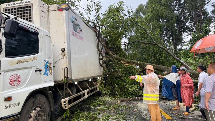Lực lượng CSGT tổ chức chốt chặn, phân luồng từ xa, cảnh báo người và phương tiện.