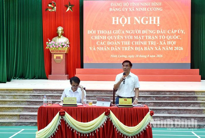 Đồng chí Trần Văn Long, Bí thư Đảng ủy, Chủ tịch HĐND xã Ninh Cường phát biểu tiếp thu và trả lời các ý kiến của người dân tại hội nghị. Ảnh: Minh Tân