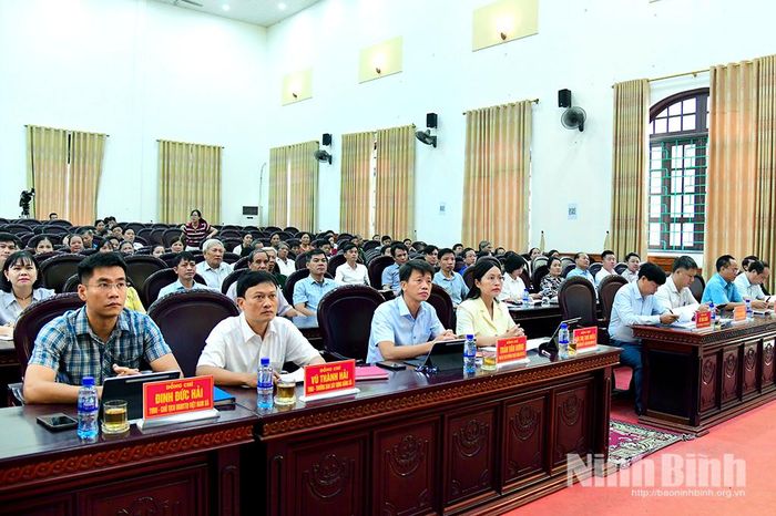 Các đại biểu dự Hội nghị đối thoại tại xã Yên Mô. Ảnh: Hồng Giang