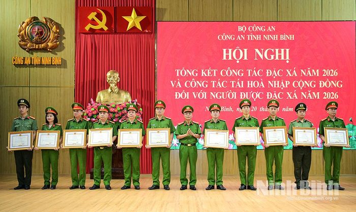 Đại tá Kiều Hữu Tuyển, Phó Giám đốc Công an tỉnh trao Bằng khen của Chủ tịch UBND tỉnh cho các tập thể, cá nhân có thành tích xuất sắc trong công tác đặc xá năm 2026.