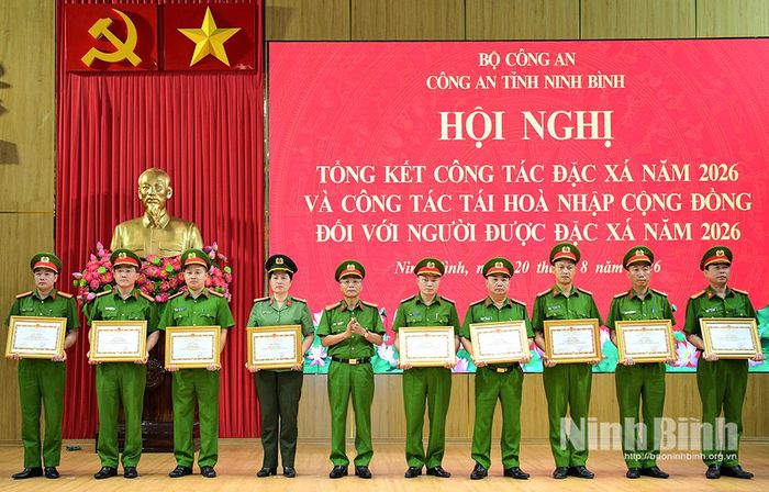 Đại tá Kiều Hữu Tuyển, Phó Giám đốc Công an tỉnh trao Giấy khen của Giám đốc Công an tỉnh cho các tập thể, cá nhân có thành tích xuất sắc trong công tác đặc xá năm 2026.