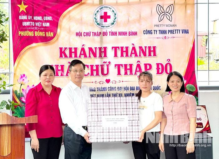Lãnh đạo phường Đồng Văn tặng quà cho gia đình chị Bạch Thị Nhuần.