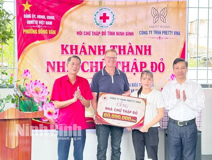 Lãnh đạo Hội Chữ thập đỏ tỉnh và Công ty TNHH Pretty Vina trao biển tượng trưng hỗ trợ kinh phí xây nhà cho gia đình chị Bạch Thị Nhuần.