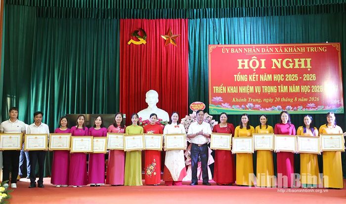 Lãnh đạo xã Khánh Trung trao danh hiệu Chiến sĩ thi đua cơ sở cho các cá nhân có thành tích xuất sắc trong năm học 2025-2026.
