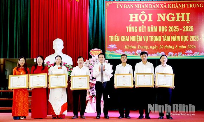 Lãnh đạo xã Khánh Trung trao Bằng khen của UBND tỉnh cho các tập thể có thành tích xuất sắc trong năm học 2025-2026.